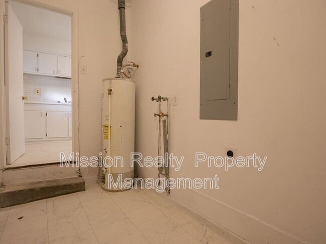 Building Photo - 3012 Glenan Dr