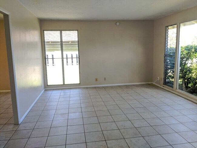 Building Photo - 323MUR