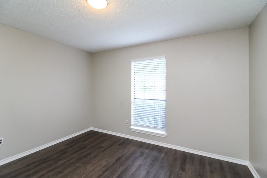 Building Photo - 834 Green Pastures Dr