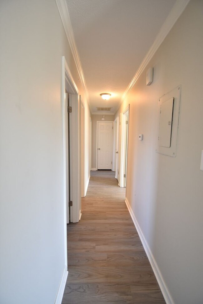 Building Photo - 4 Bedroom and 2 Bath Home- Updated (Pets N...