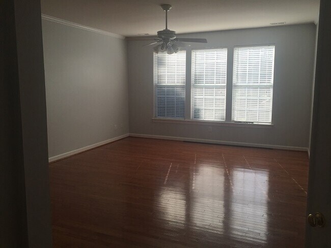 Building Photo - Available NOW - Must See Townhome at Powhatan Place, First floor primary suite!