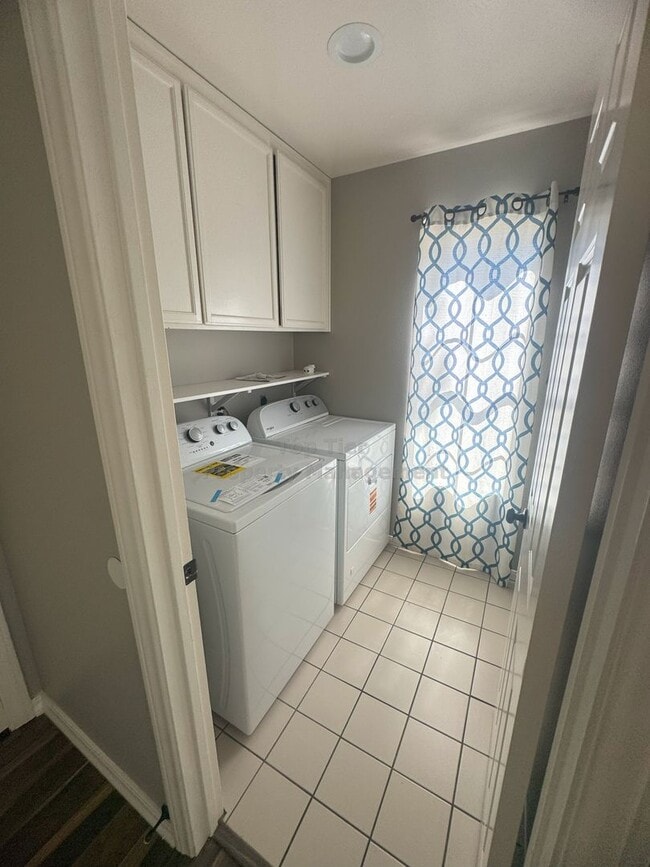 Building Photo - Spacious 4-Bedroom Home on Expansive Lot i...