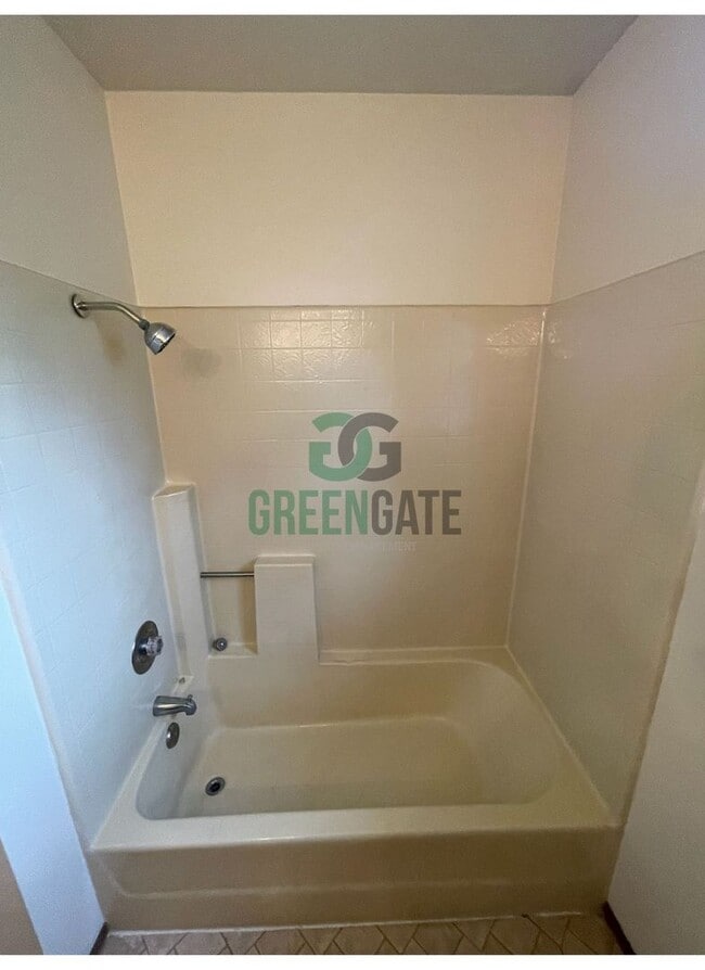 Building Photo - Beautiful 3 bedroom 2.5 Bath home READY NOW in MODESTO!! With POOL!!