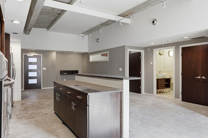 Building Photo - 112 E Clay St