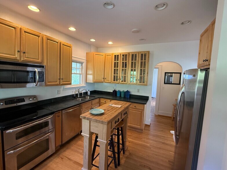 Building Photo - 124 Sheridan Cir