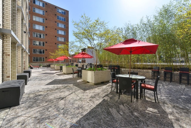 Courtyard with grills - 950 25th St NW