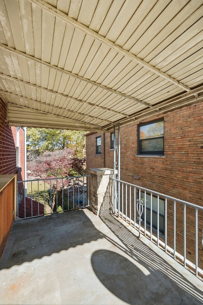 Building Photo - Charming Covedale Duplex