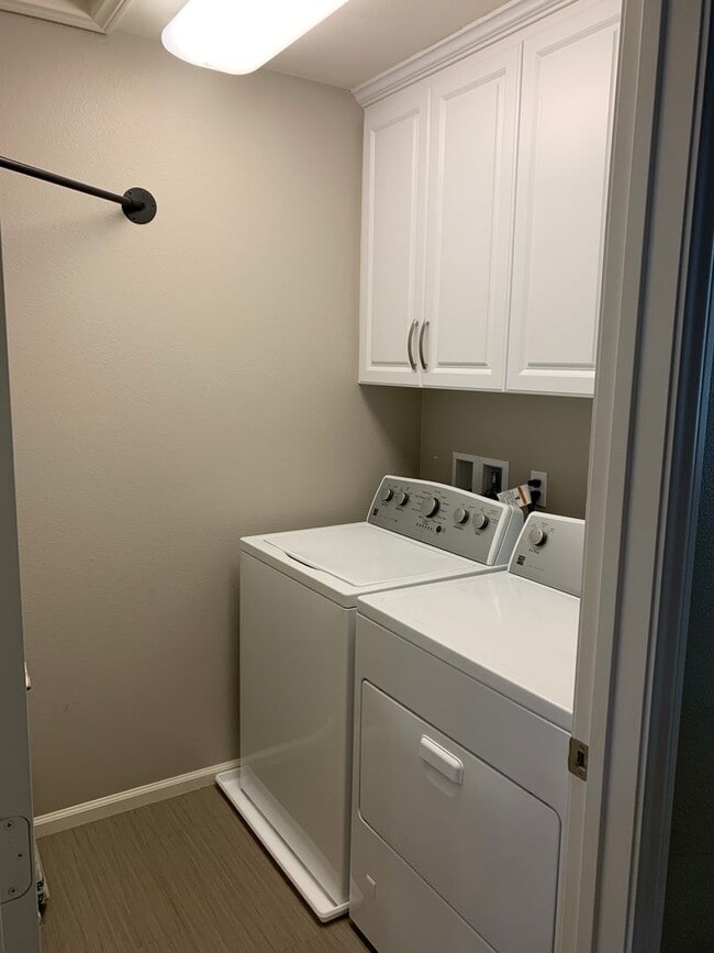 Building Photo - 2 Bed 3 Bath Townhouse For Rent in Temecula