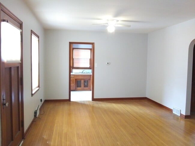 Building Photo - 105 S Lindberg Ave