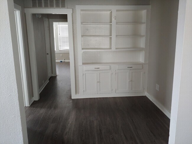Building Photo - Large 1/1 duplex with central air in a gre...