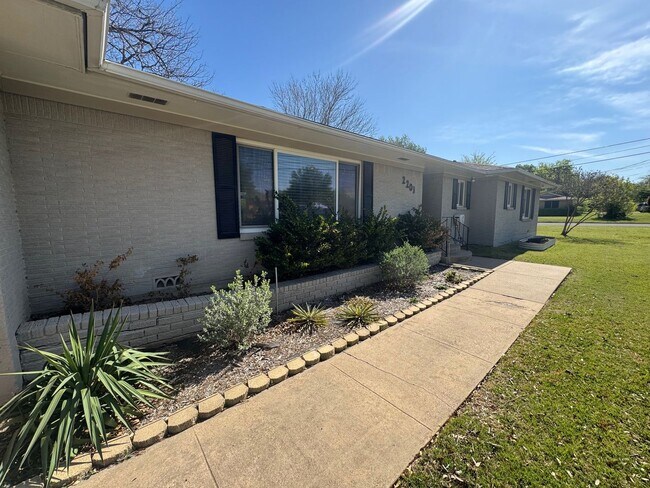 Building Photo - Beautifully Maintained Corner Lot Waco Home