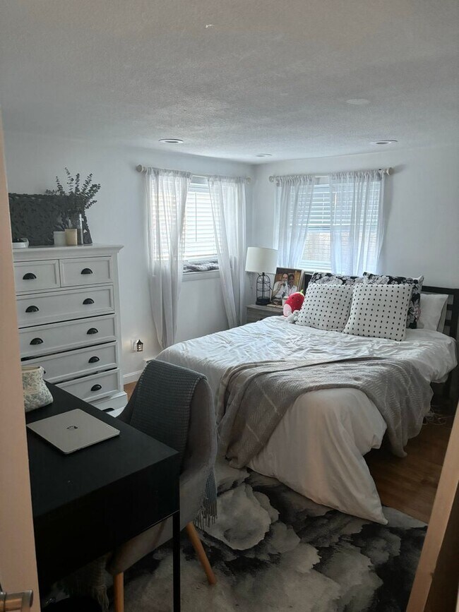 Building Photo - NO FEE ~ GREAT BRIGHTON 2 BED WITH PARKING AVAIL FOR RENT ~ CAT & SMALL DOG-FRIENDLY