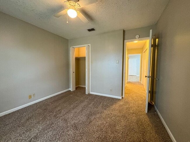 Building Photo - 3 Bedroom 2 Bath *Upstairs* Apartment in S...