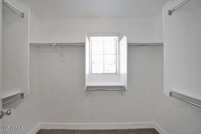 Building Photo - 3941 E Cat Balue Dr