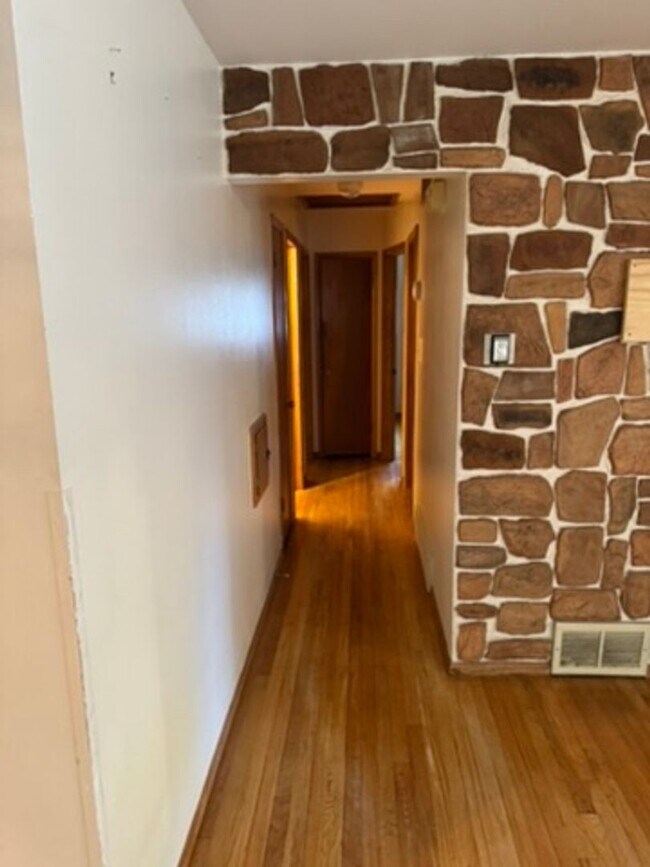 Building Photo - 3-Bedroom Single Family in a great neighborhood - Available October 15!
