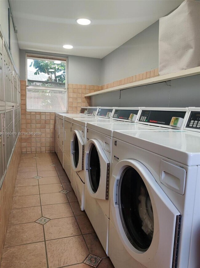 Building Photo - 5950 NE 18th Ave