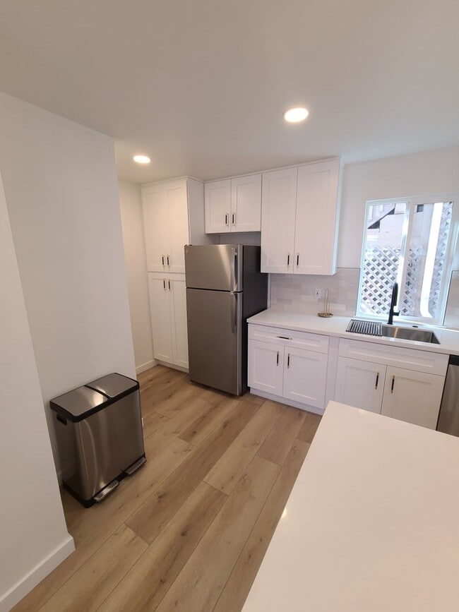 Building Photo - Newly remodeled and fully "furnished" 1 be...