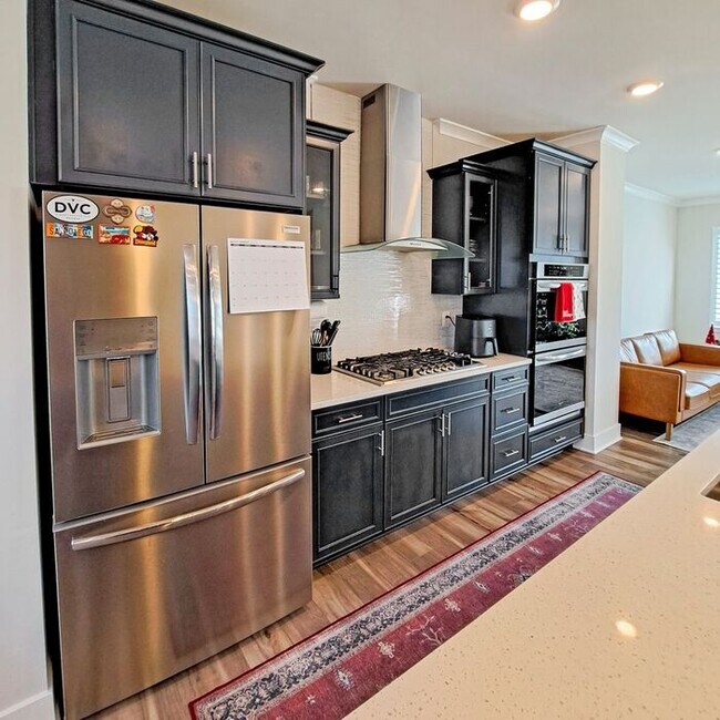 Building Photo - Gorgeous 4-Level Townhome with Rooftop Ter...