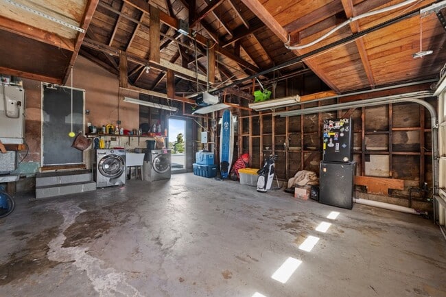 Building Photo - Private pool with canyon views!