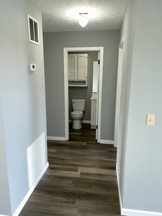 Building Photo - 1525 Meadow Spring Dr