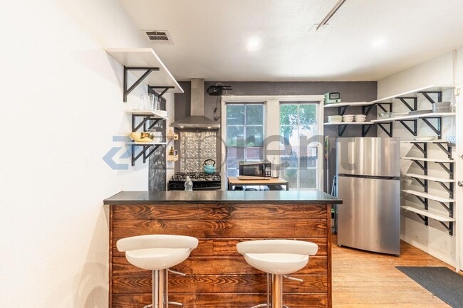 Building Photo - Unit A