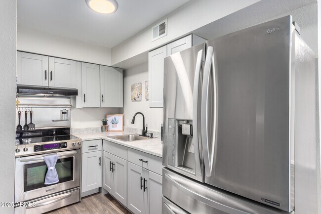 Building Photo - 3131 W Cochise Dr