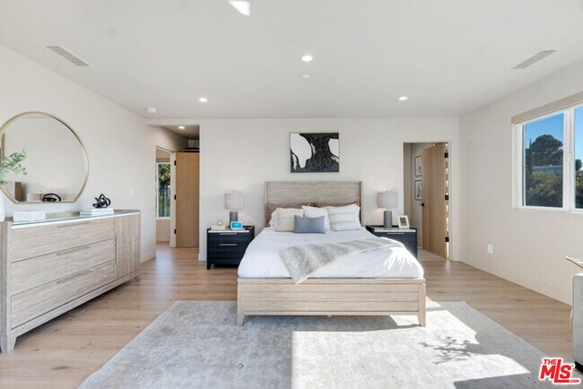 Building Photo - 7966 Mulholland Dr