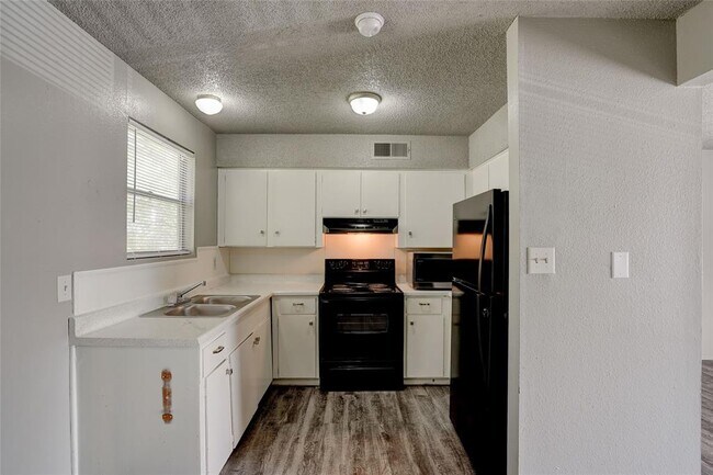 Building Photo - 714 Old Martindale Rd