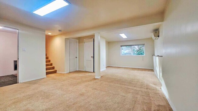 Building Photo - Charming 3 Bed 1.25 Bath Home in Skyway with a great view of Mt Rainier