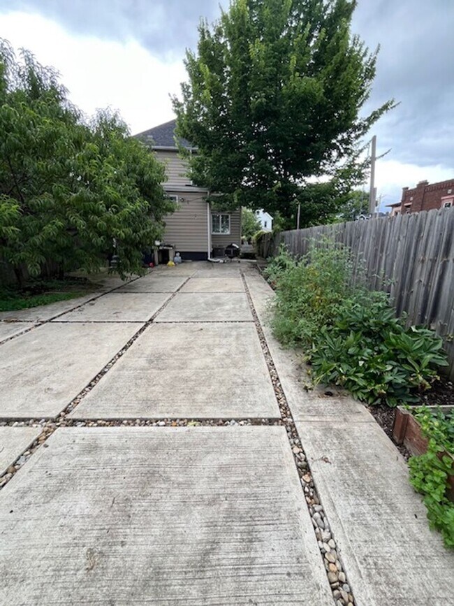 Building Photo - 3 Bedroom in Mt. Vernon!