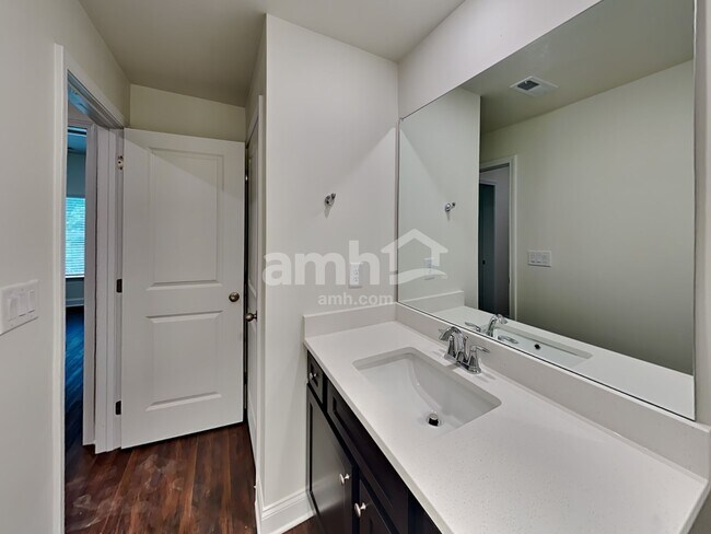 Building Photo - 301 Pecan Dr