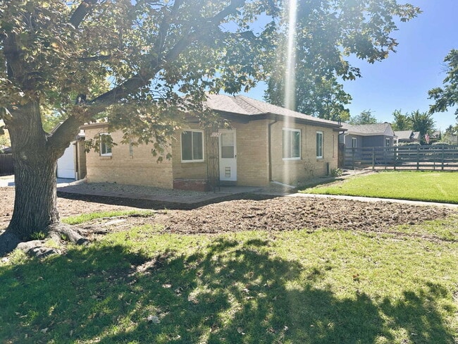 Building Photo - 3 Bed 1 Bath Ranch in North Park Hill! (Available Immediately)