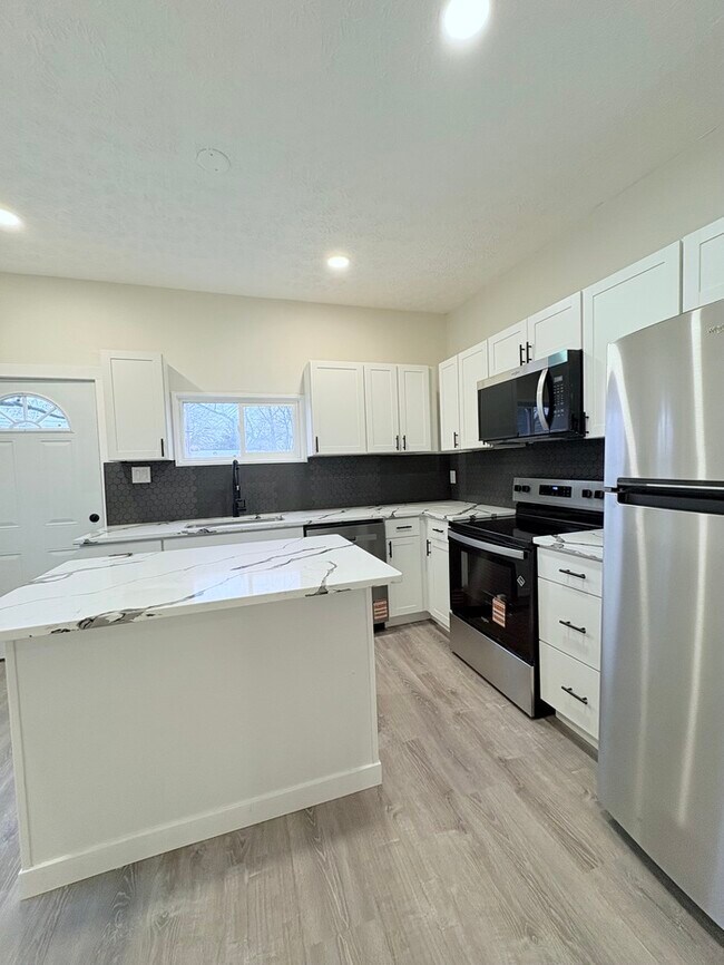 Building Photo - Charming 2 beds 1 baths in Columbus! Newly Renovated