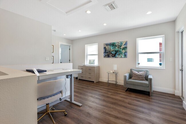 Building Photo - 4bd/3.5bth Perfectly Located Modern Townhouse