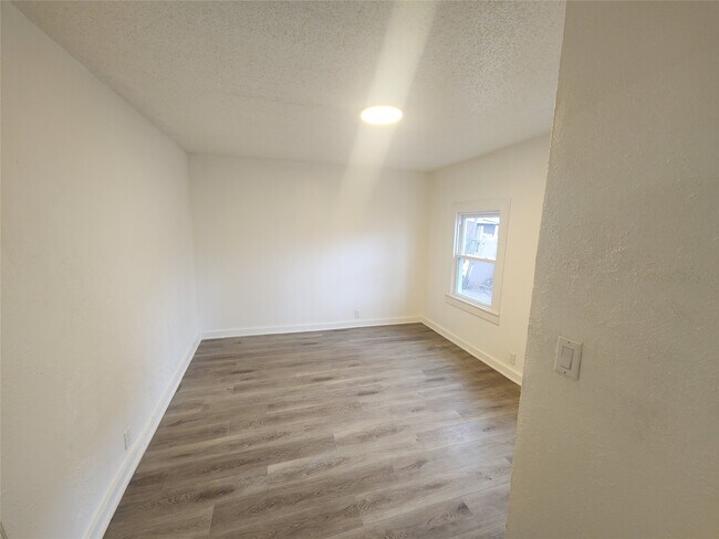 Building Photo - 28 Mather St