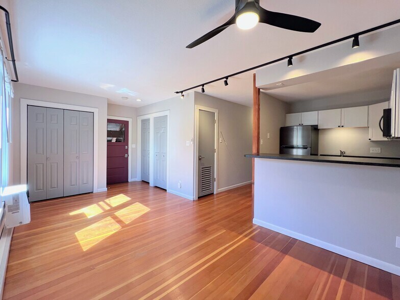 Building Photo - 1768 1/2 W 3rd Ave