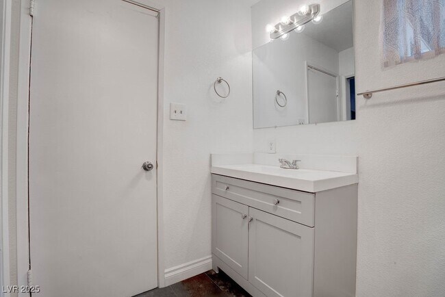 Building Photo - 908 Bonita Ave