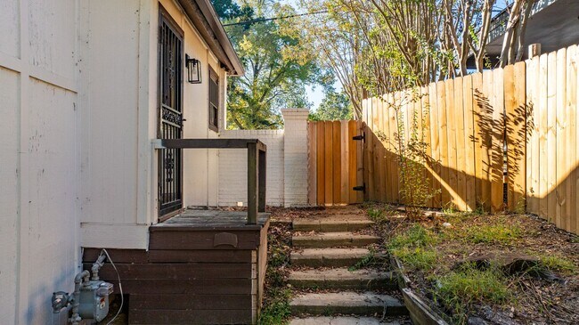 Building Photo - 2 or 3 Bedroom Renovated Mid-Town Charmer