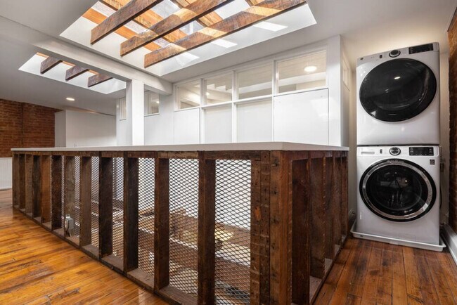 Building Photo - 100 E 13th St