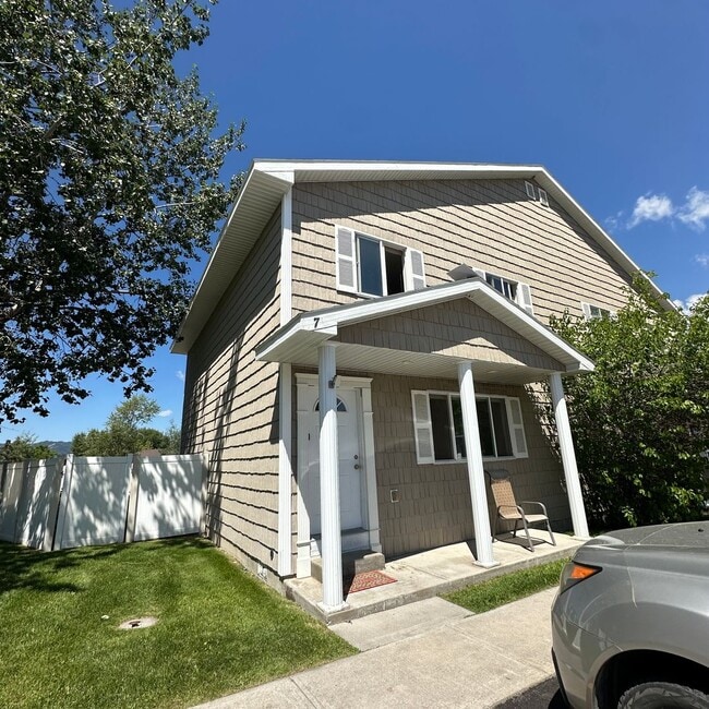 Primary Photo - 3 Bedroom Victor Townhouse - Furnished