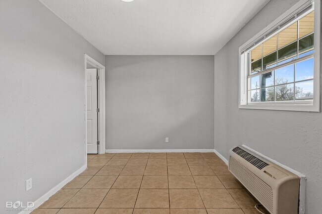 Building Photo - 1820 E Texas St