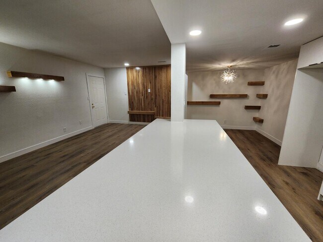 Building Photo - 4981 River Glen Dr