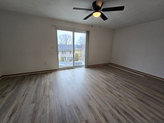 Building Photo - Large 2 Bedroom Townhouse - Burrell School District - Next to Hill Crest Country Club