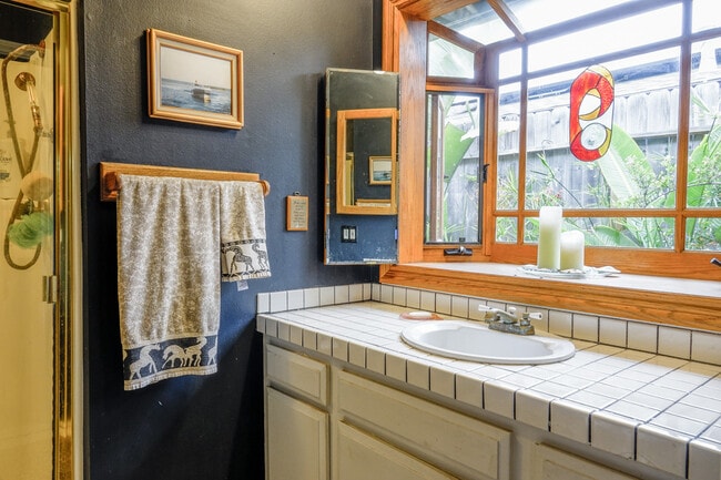 Building Photo - Furnished Single Story Home West of the Freeway