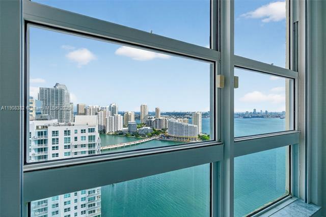 Building Photo - 1155 Brickell Bay Dr