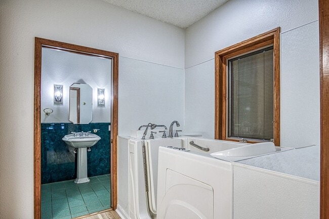 Building Photo - Lake Balboa | Home | Unfurnished