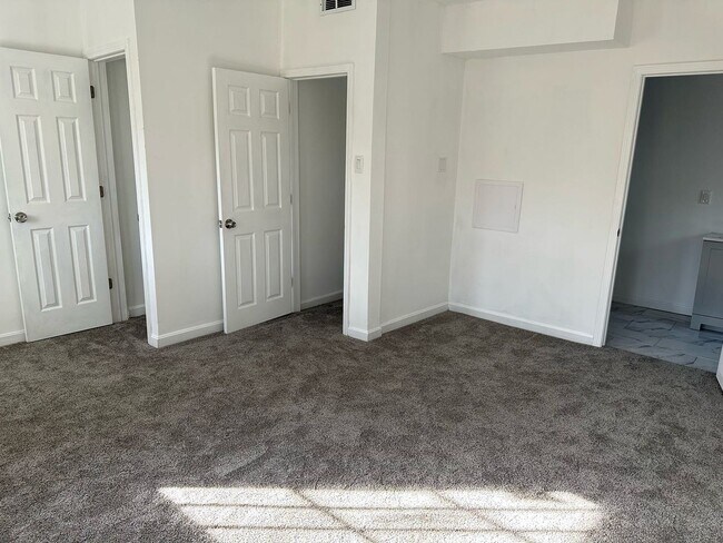 Building Photo - 3 br, 2.5 bath House - 417 E Burgess