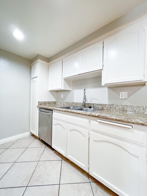 Building Photo - 5452 Alvern Cir