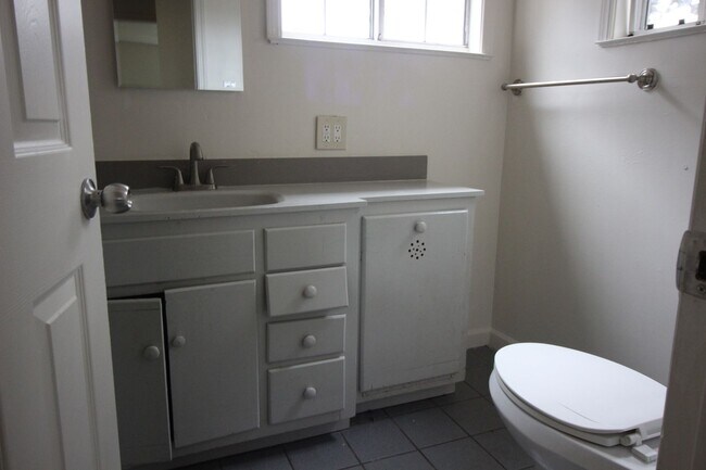 Building Photo - 672 Irwin Ln