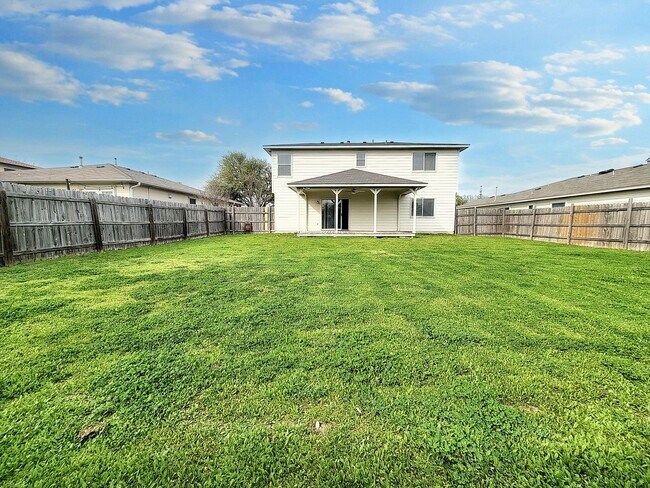 Building Photo - Charming 3/BR 2.5/BA Home with Bright Inte...